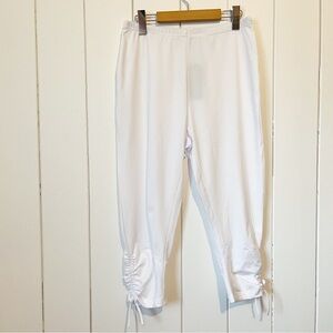 Noracora White Capris. Size Medium. NWT.